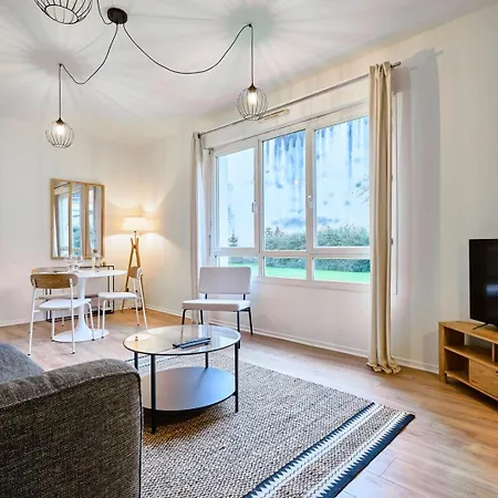 One Bedroom Near Metro, With Parking *