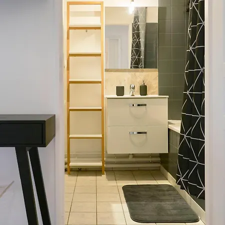 One Bedroom Near Metro, With Parking Apartmán