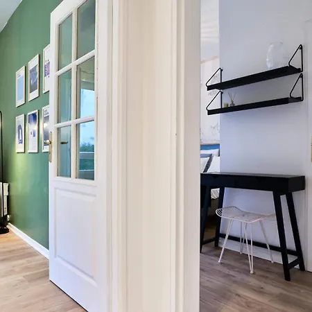 One Bedroom Near Metro, With Parking Apartmán *
